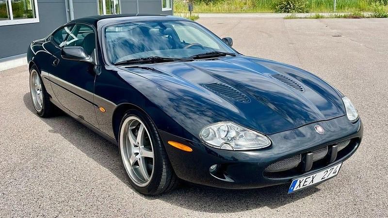 Begagnad Jaguar XK R 364 HK (267 kW) 2000 Svart Sportkupé