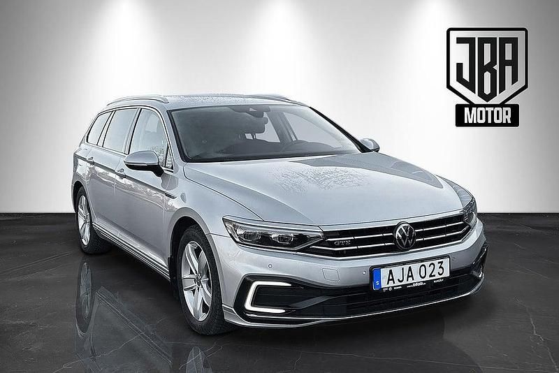 Silver Begagnad 2022 VW Passat GTE Kombi | 329 900 kr (Marknadspris) - Bild 1/4