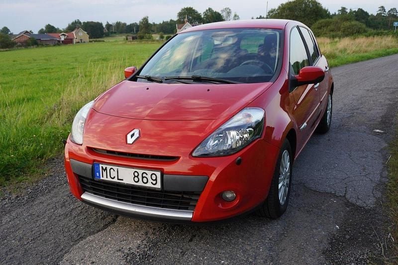 Röd Begagnad 2012 Renault Clio R.S. Halvkombi | 52 000 kr (Marknadspris) - Bild 1/4