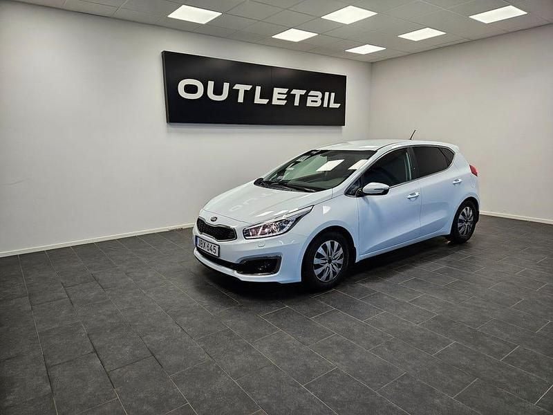 Vit Begagnad 2015 Kia Ceed Halvkombi | 104 900 kr (Marknadspris) - Bild 1/4