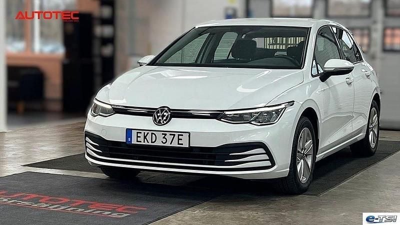 Vit Begagnad 2022 VW Golf VIII Halvkombi | 199 500 kr (Bra pris) - Bild 1/4