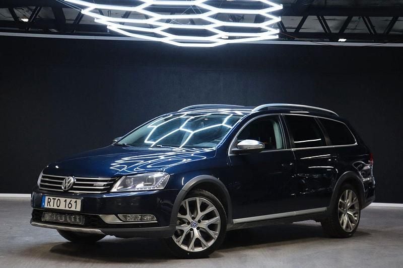 Mörkblå (blå) Begagnad 2015 VW Passat Alltrack Kombi | 89 900 kr (Marknadspris) - Bild 1/4