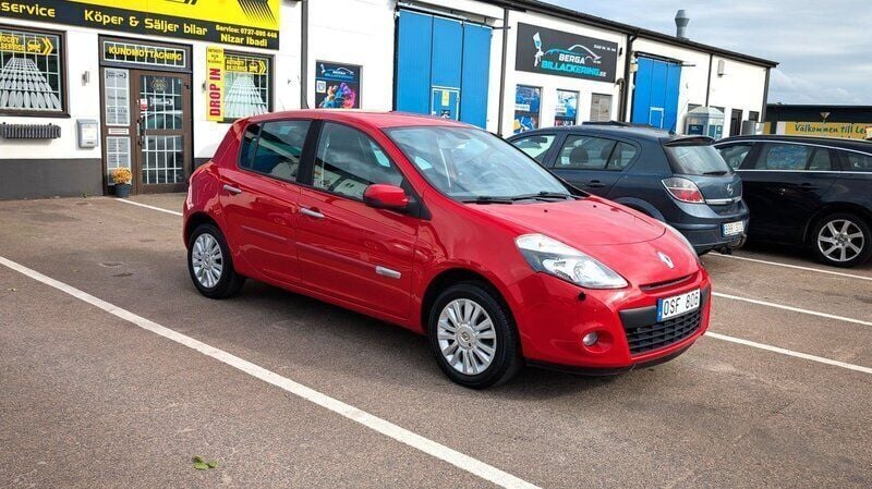 Röd Begagnad 2010 Renault Clio R.S. Halvkombi | 39 900 kr (Marknadspris) - Bild 1/4