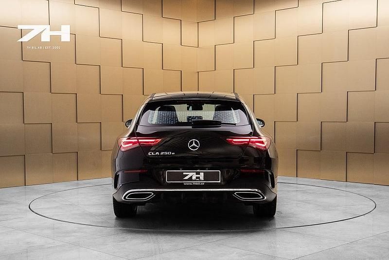 Begagnad Mercedes CLA250e Shooting Brake AMG line 160 HK (117 kW) 2023 Svart Kombi