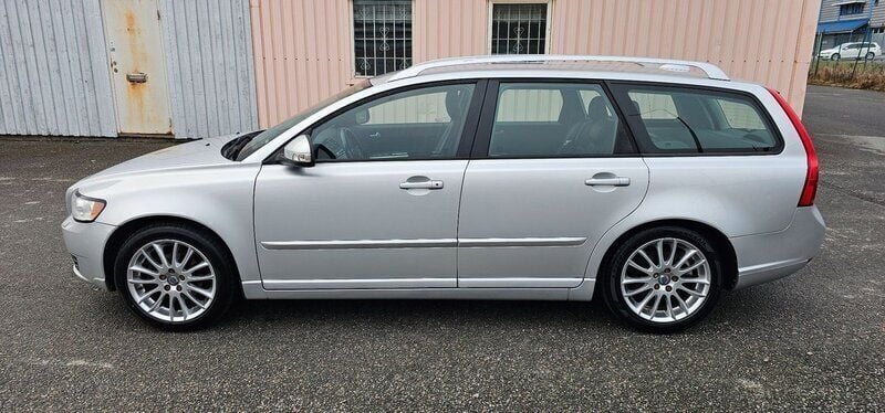 Ljusgrå (grå) Begagnad 2010 Volvo V50 Summum Kombi | 59 900 kr (Marknadspris) - Bild 1/4