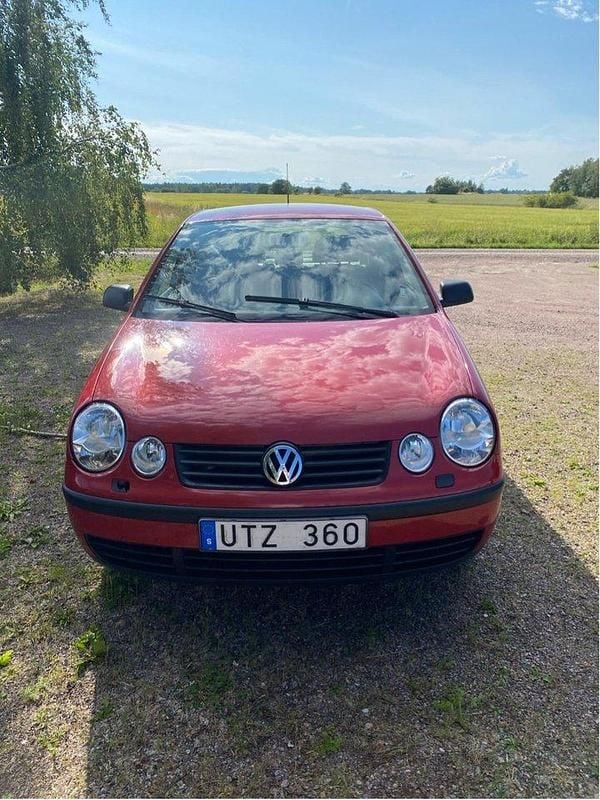 Röd Begagnad 2004 VW Polo Halvkombi | 20 000 kr (Marknadspris) - Bild 1/4
