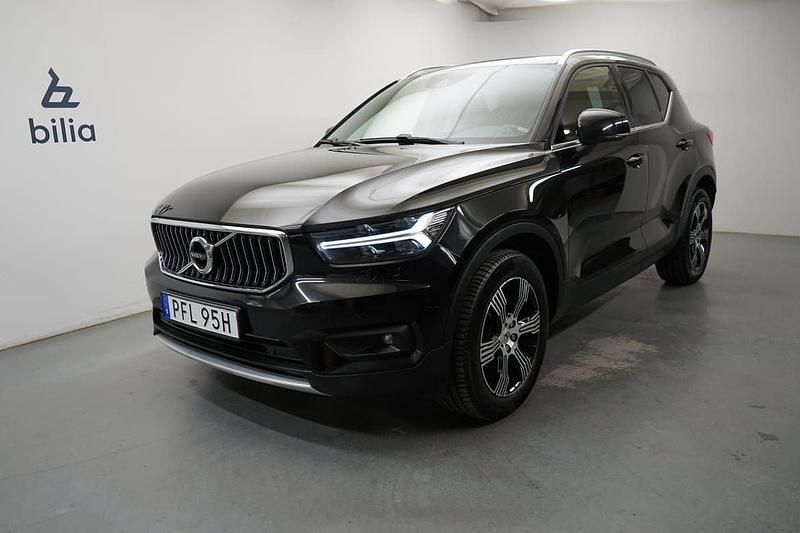 Svart Begagnad 2019 Volvo XC40 Inscription SUV | 229 900 kr (Marknadspris) - Bild 1/3