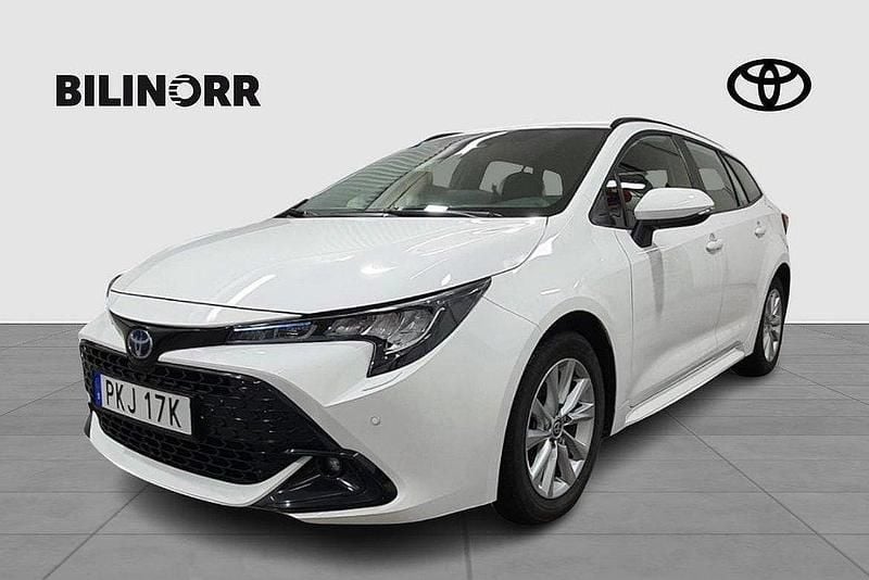 Vit Begagnad 2023 Toyota Corolla Active Kombi | 299 900 kr (Marknadspris) - Bild 1/4