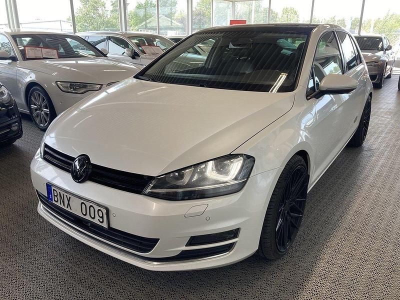 Vit Begagnad 2013 VW Golf VII Highline Sedan | 124 900 kr (Dyr) - Bild 1/4