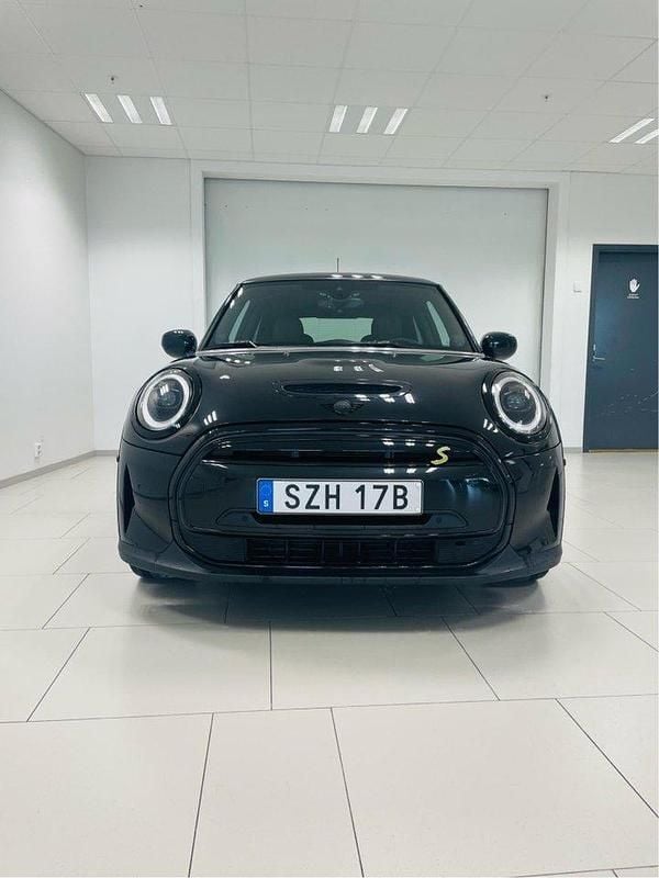 Svart Begagnad 2023 Mini Cooper SE Halvkombi | 205 000 kr (Superpris) - Bild 1/4