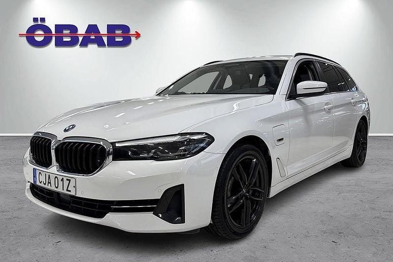 Vit Begagnad 2022 BMW 530e Kombi | 368 900 kr (Bra pris) - Bild 1/4