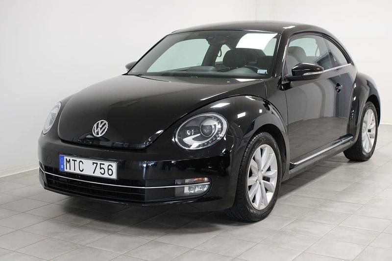 Svart Begagnad 2012 VW Beetle Halvkombi | 105 000 kr (Marknadspris) - Bild 1/4