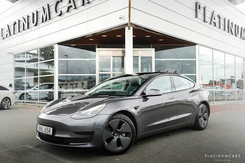 Grå Begagnad 2023 Tesla Model 3 Standard Range Sedan | 349 000 kr (Marknadspris) - Bild 1/4