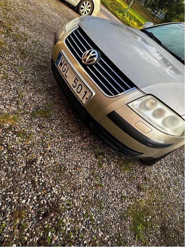 Brun Begagnad 2004 VW Passat Trendline Kombi | 5 000 kr (Superpris) - Bild 1/4