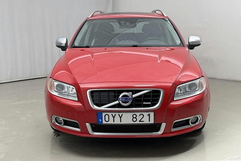 Begagnad Volvo V70 R-Design 180 HK (132 kW) 2012 Röd Kombi