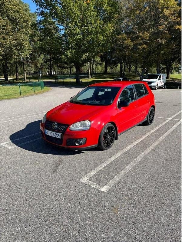 Röd Begagnad 2006 VW Golf V GTI Halvkombi | 67 000 kr (Marknadspris) - Bild 1/4