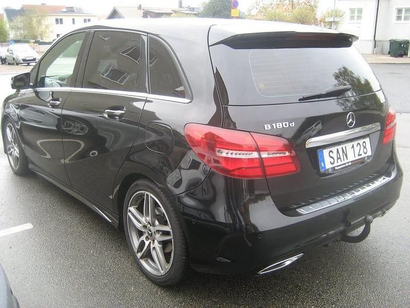 Begagnad Mercedes B180 AMG 109 HK (80 kW) 2018 Svart (blanksvart solid) Minibuss