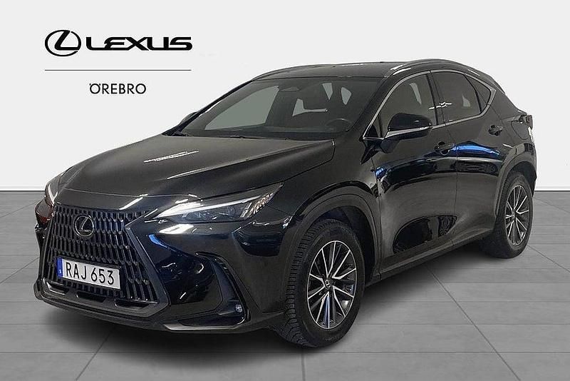 Svart Begagnad 2023 Lexus NX350h Business Edition SUV | 449 900 kr (Marknadspris) - Bild 1/4