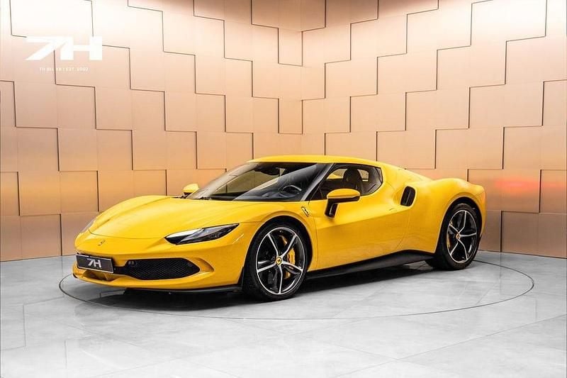Begagnad Ferrari 296 830 HK (610 kW) 2023 Svart (gul) Sportkupé