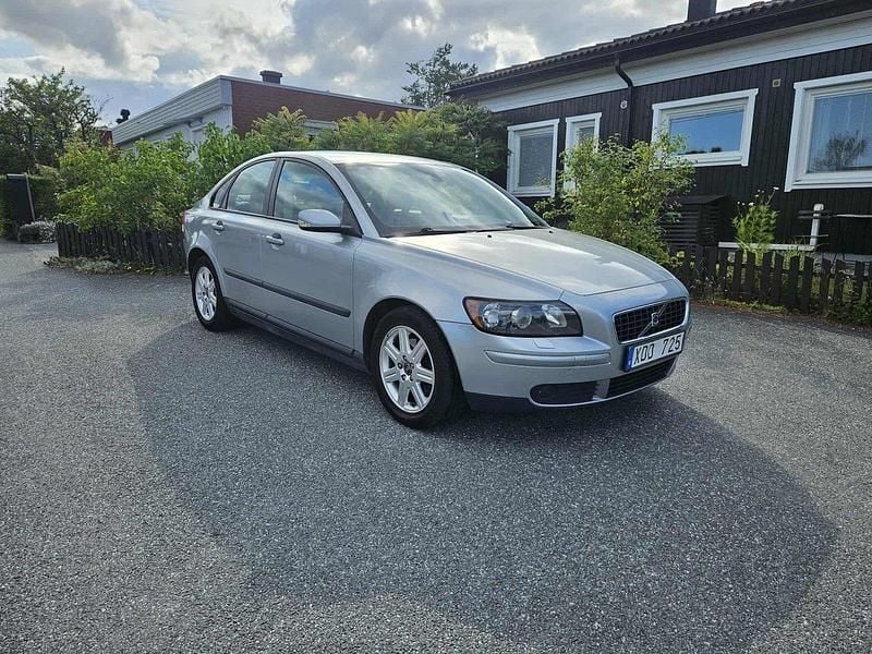Silver Begagnad 2006 Volvo S40 Kinetic Sedan | 37 000 kr (Marknadspris) - Bild 1/3
