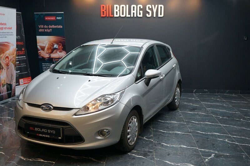 Grå Begagnad 2010 Ford Fiesta Titanium Halvkombi | 54 500 kr (Marknadspris) - Bild 1/4