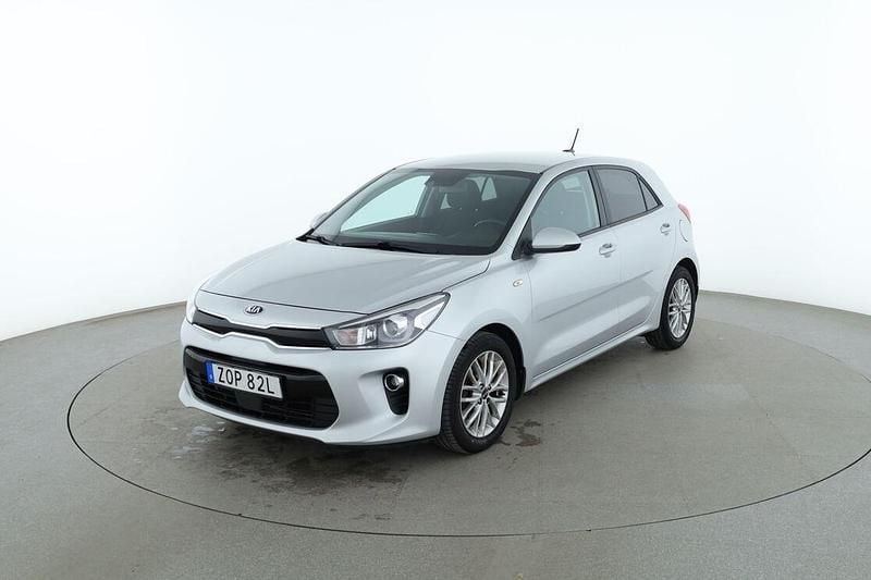 Grå Begagnad 2019 Kia Rio Attract Sedan | 128 000 kr (Marknadspris) - Bild 1/3