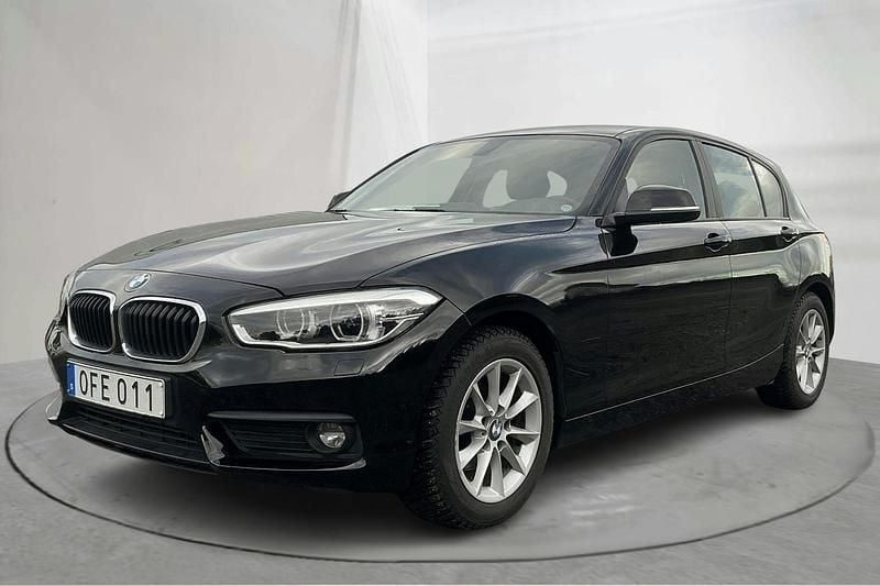 Svart Begagnad 2017 BMW 118 Advantage Halvkombi | 145 000 kr (Bra pris) - Bild 1/4