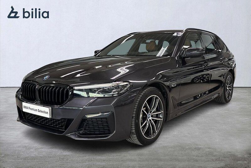 Grå Begagnad 2022 BMW 530e M Sport Kombi | 449 900 kr (Marknadspris) - Bild 1/4