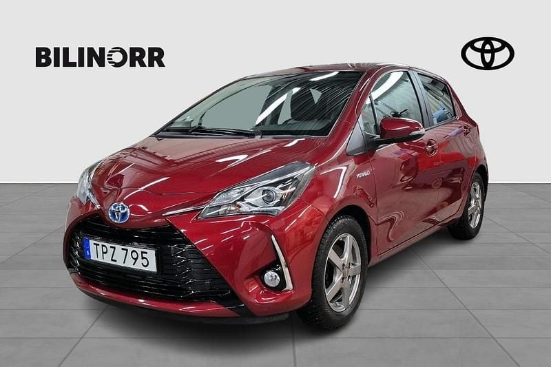 Röd Begagnad 2018 Toyota Yaris Hybrid Active Halvkombi | 159 900 kr (Bra pris) - Bild 1/4