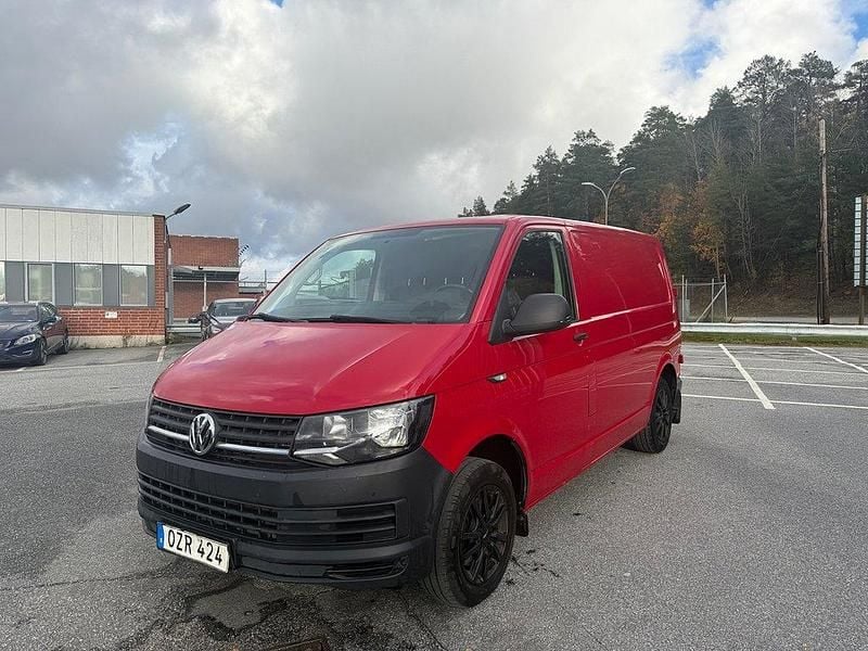 Röd Begagnad 2016 VW T6 Van | 99 900 kr (Superpris) - Bild 1/4