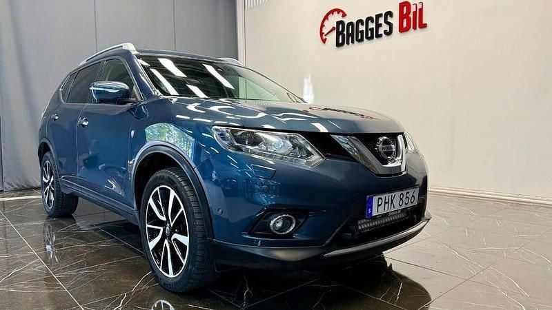Mörkblå (blå) Begagnad 2017 Nissan X-Trail Tekna SUV | 159 900 kr (Marknadspris) - Bild 1/4