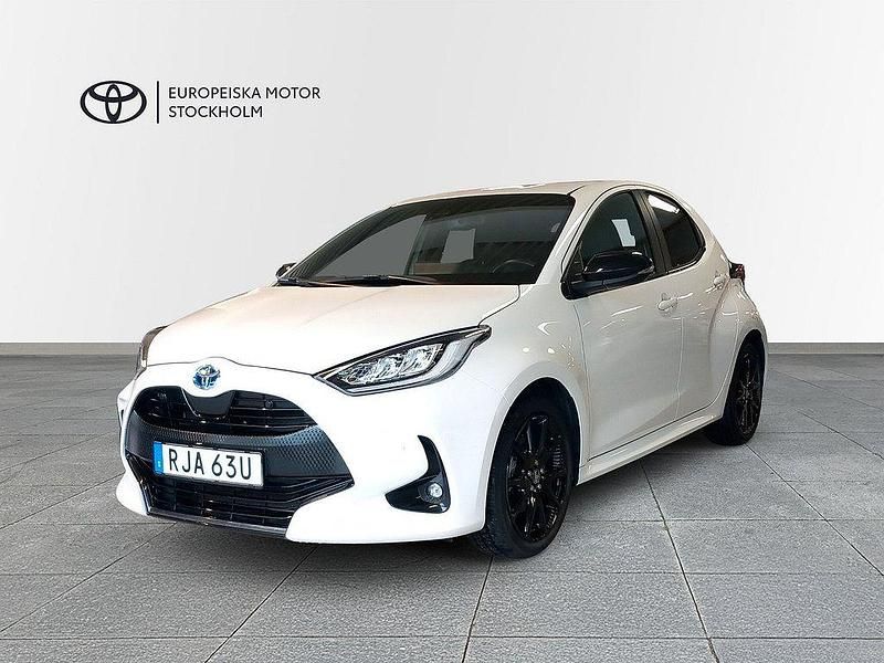 Vit Begagnad 2023 Toyota Yaris Hybrid Style Halvkombi | 239 900 kr (Marknadspris) - Bild 1/4