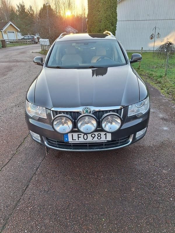 Begagnad 2011 Skoda Superb Kombi | 75 000 kr (Marknadspris) - Bild 1/4