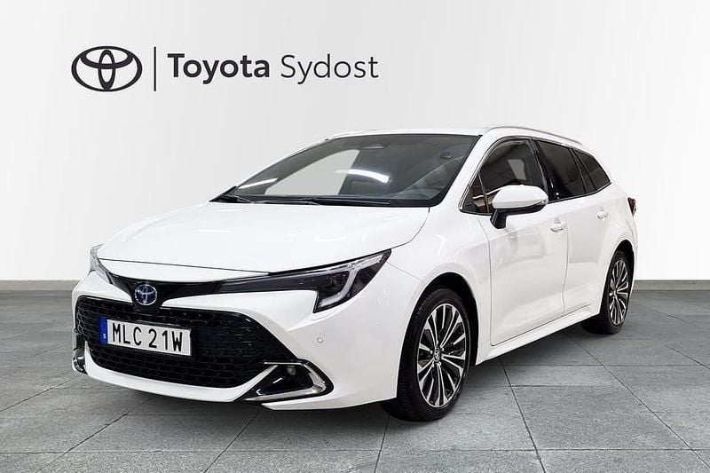 Super white Begagnad 2024 Toyota Corolla Style Kombi | 304 900 kr (Marknadspris) - Bild 1/4