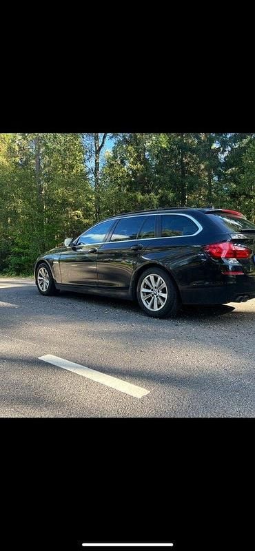 Svart Begagnad 2013 BMW 520 Kombi | 98 000 kr (Marknadspris) - Bild 1/4