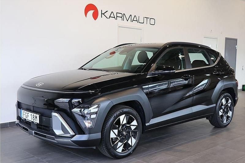 Svart Begagnad 2024 Hyundai Kona Essential SUV | 309 900 kr (Marknadspris) - Bild 1/4