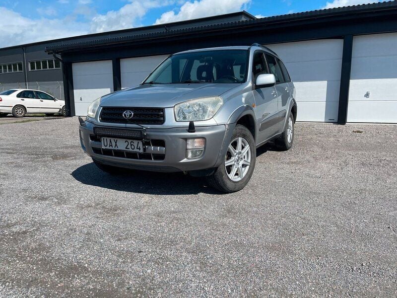 Silver Begagnad 2003 Toyota RAV4 SUV | 49 900 kr (Marknadspris) - Bild 1/4