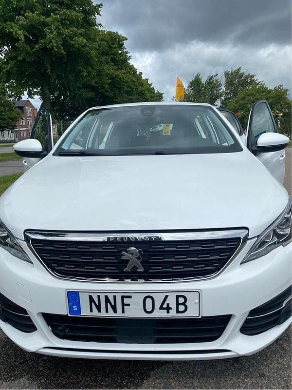 Vit Begagnad 2019 Peugeot 308 Halvkombi | 156 900 kr (Marknadspris) - Bild 1/4