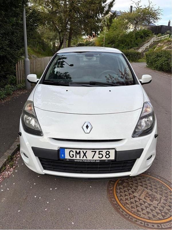 Vit Begagnad 2010 Renault Clio R.S. Halvkombi | 37 000 kr (Marknadspris) - Bild 1/4