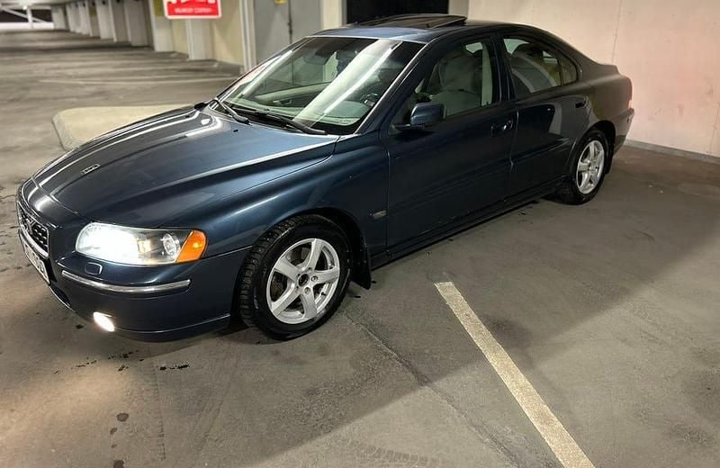 Blue metallic Begagnad 2006 Volvo S60 Summum Sedan | 34 990 kr (Bra pris) - Bild 1/4