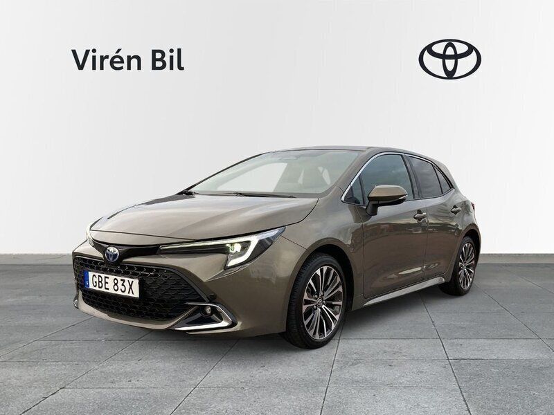 Silver Begagnad 2023 Toyota Corolla Hybrid Style Halvkombi | 299 000 kr (Marknadspris) - Bild 1/4