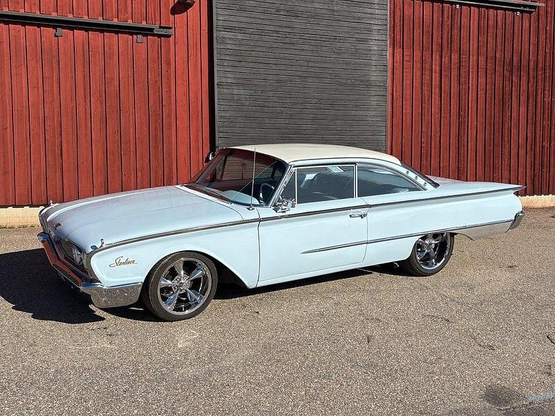 Ljusblå Begagnad 1960 Ford Starliner Sportkupé | 295 000 kr - Bild 1/4