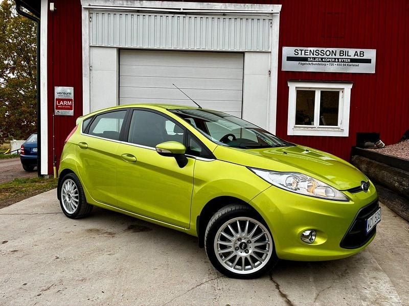 Grön Begagnad 2010 Ford Fiesta Titanium Halvkombi | 39 500 kr (Marknadspris) - Bild 1/4