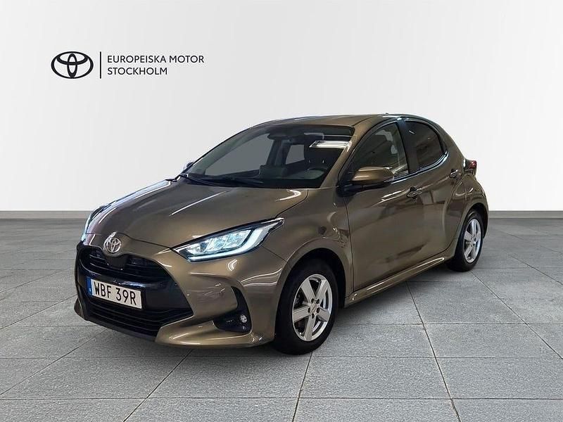 Grön Begagnad 2024 Toyota Yaris Hybrid Active Halvkombi | 244 900 kr (Marknadspris) - Bild 1/4