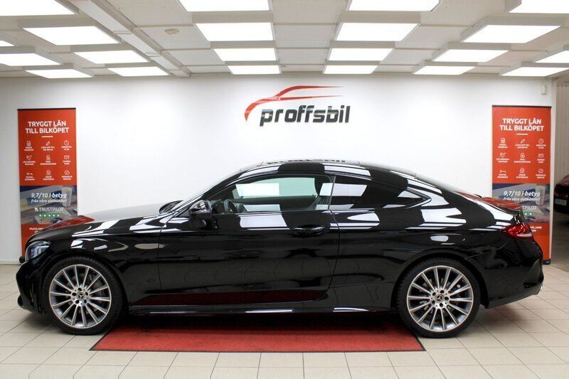 Svart Begagnad 2020 Mercedes C300 AMG line Sportkupé | 389 500 kr (Marknadspris) - Bild 1/4