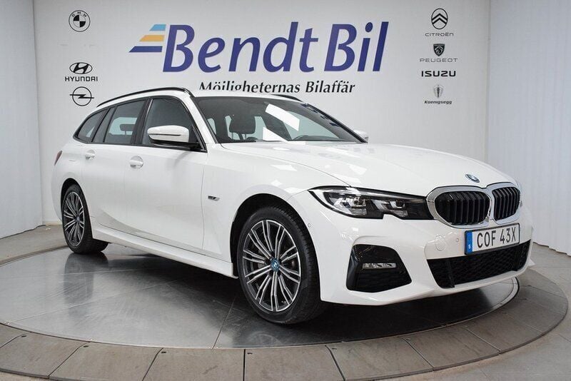 Vit Begagnad 2022 BMW 330e M Sport Kombi | 359 500 kr (Marknadspris) - Bild 1/3