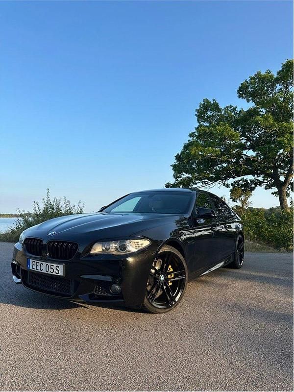 Svart Begagnad 2011 BMW 528 M Sport Sedan | 100 000 kr (Marknadspris) - Bild 1/4