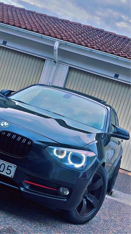 Svart Begagnad 2012 BMW 118 Sport Line Halvkombi | 85 000 kr (Marknadspris) - Bild 1/4