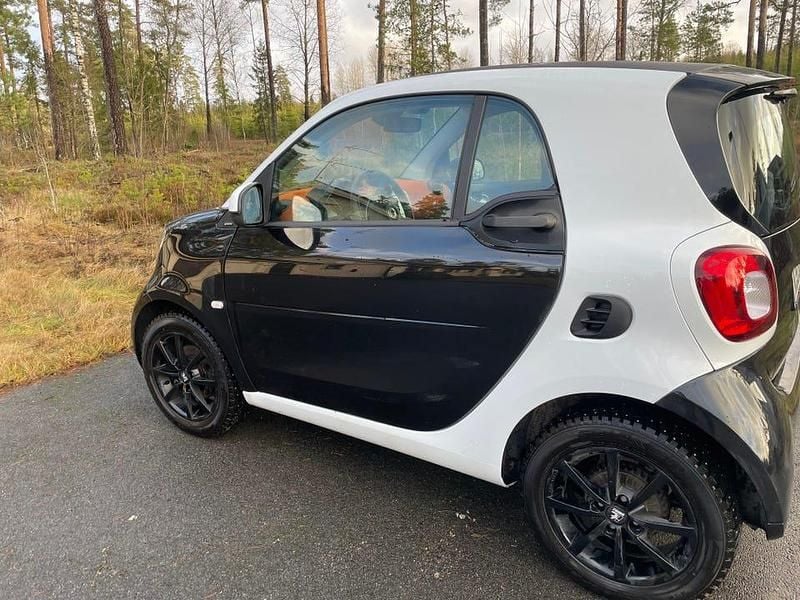 Svart vit Begagnad 2015 Smart ForTwo Coupé Sportkupé | 66 900 kr (Marknadspris) - Bild 1/4