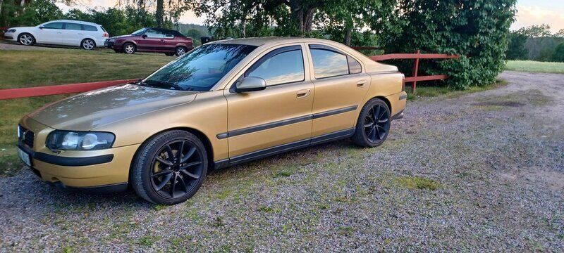Gul Begagnad 2001 Volvo S60 Business Edition Sedan | 9 000 kr (Superpris) - Bild 1/3